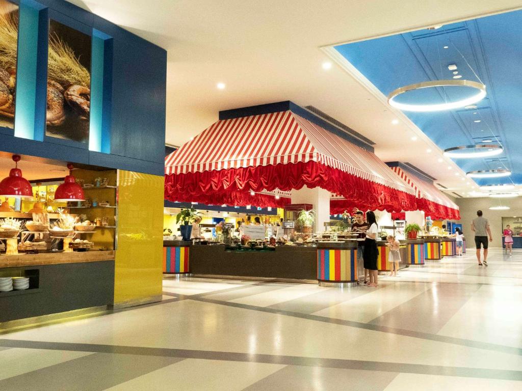 کارگزار هتل لند آو لجندز کینگدام آنتالیا