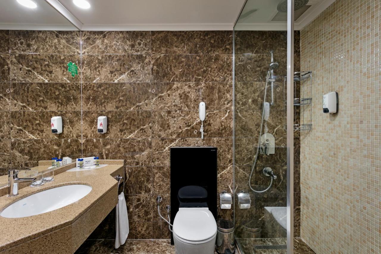 کارگزار هتل پینه بیچ بلک آنتالیا