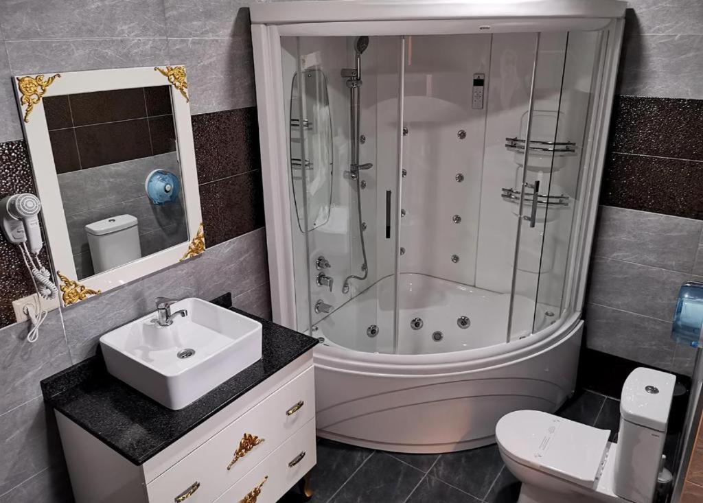 کارگزار هتل گرند پالاس - قصر بزرگ باتومی