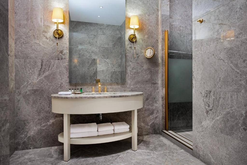 کارگزار هتل شرایتون باتومی