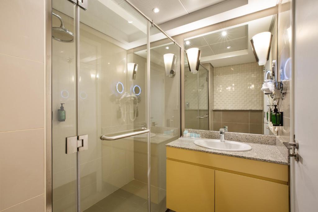 کارگزار هتل هتل رویال کانتیننتال دبی